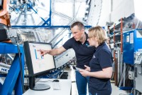 Dr. Martin Juhrisch erläutert die automatisierte Datenanalyse mit dem KI-System Detact