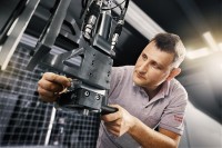 Projekt zur Digitalisierung der Kunststofffertigung am KUZ in Leipzig - Ein Mitarbeiter nimmt Einstellungen am Mischkopf vor